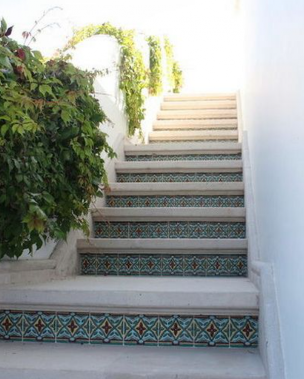 Tangga beton dengan langkah-langkah bergaya mosaik